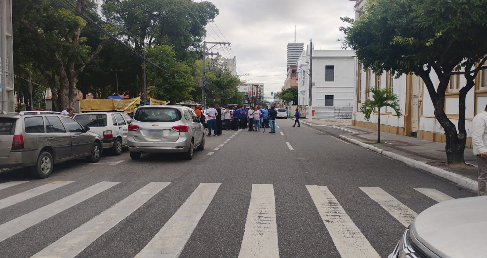 Motoristas de táxi-lotação bloqueiam trânsito em frente à Câmara de Vereadores de Aracaju