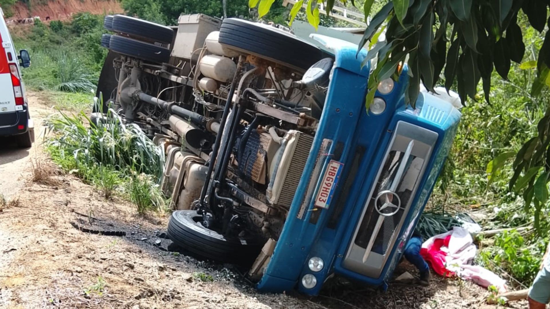 Vídeo flagra momento em que caminhão carregado de leite tomba em curva em rodovia no ES 