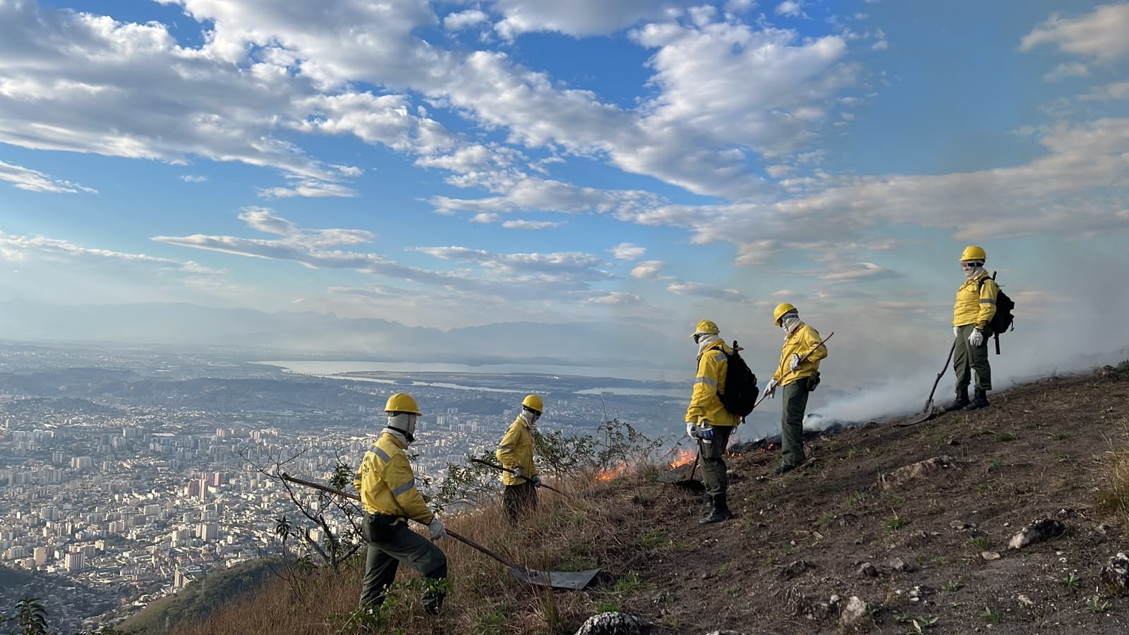 Bombeiros são acionados para mais de 100 incêndios em vegetação em 1 dia; vídeo mostra fogo perto da Grajaú-Jacarepaguá