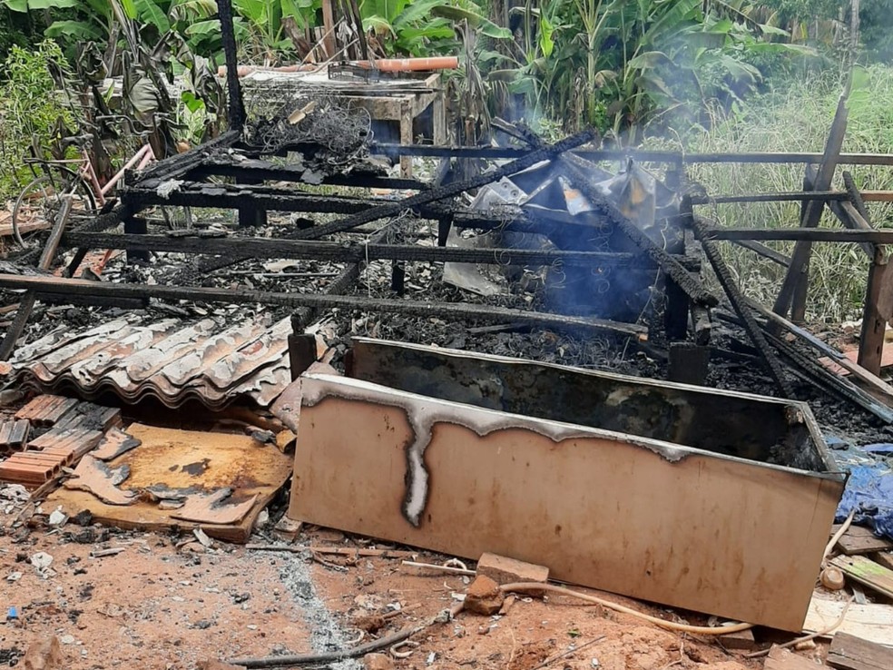 Casa ficou completamente destruída durante incêndio em Rio Branco — Foto: Arquivo pessoal
