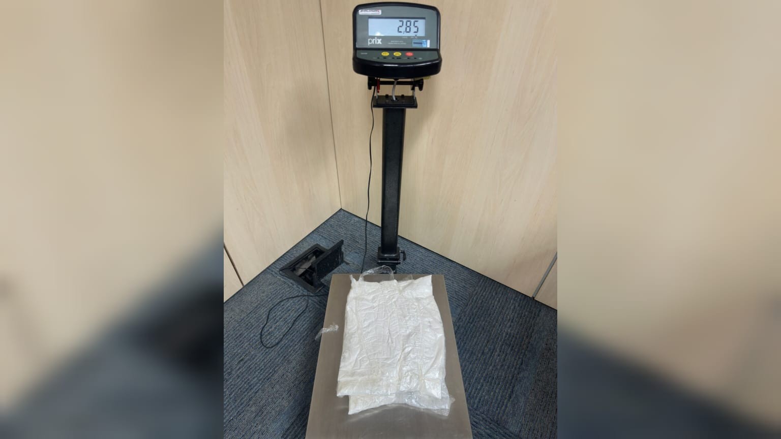 Jovem é presa em aeroporto de SC ao tentar embarcar para a França com 2 kg de cocaína