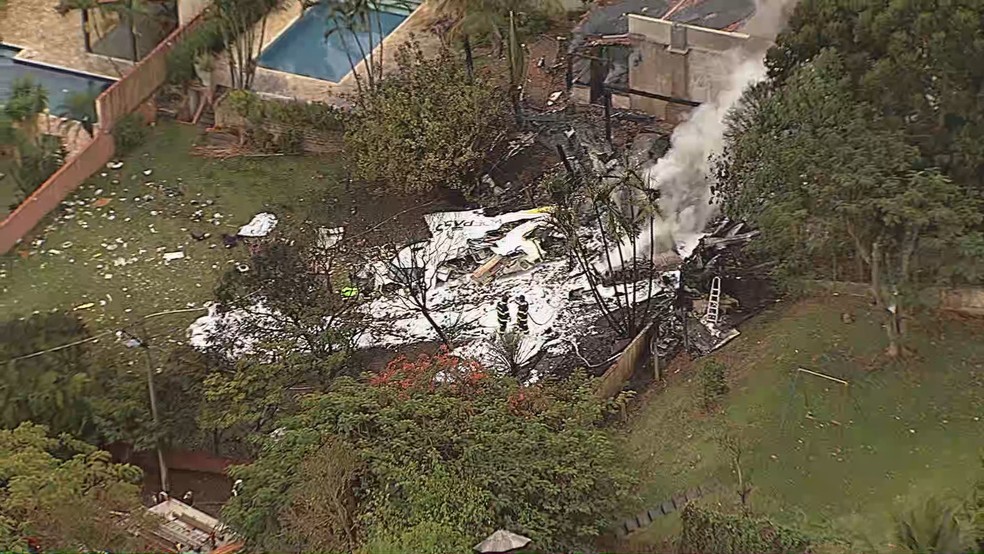 Globocop mostra local da queda de avião em área de condomínio em Vinhedo (SP) — Foto: Reprodução/Tv Globo