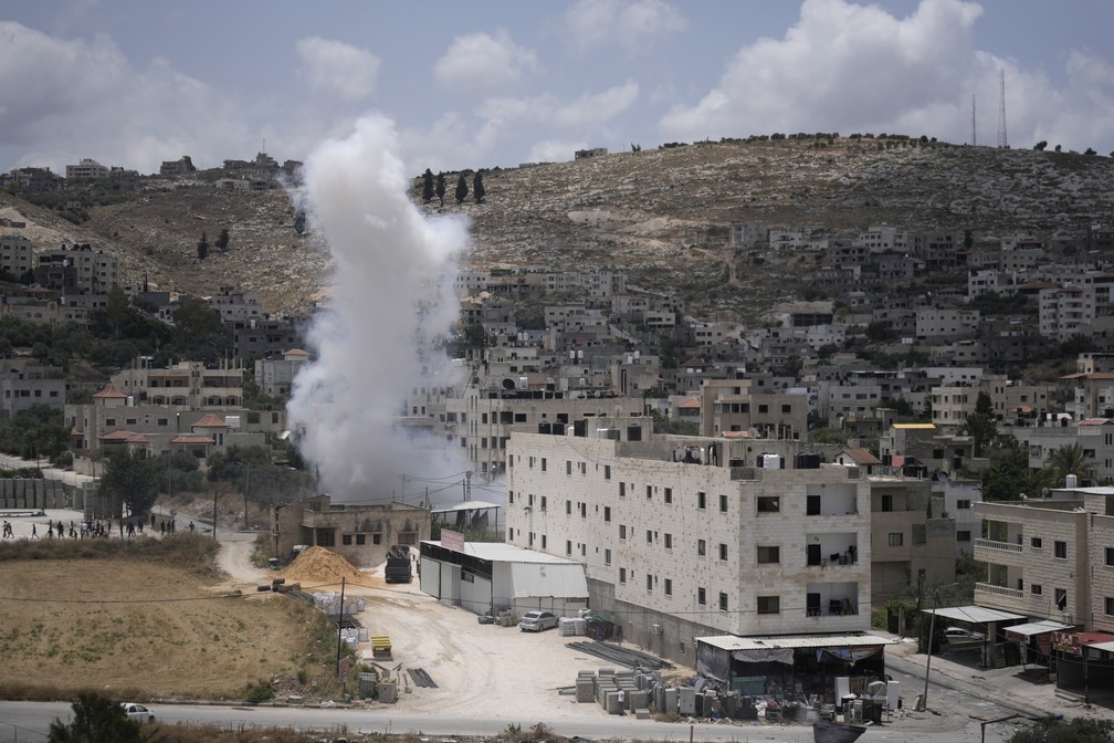 Fumaça é vista em Jenin, na Cisjordânia, após início de operação israelense no local em 19 de junho de 2023 — Foto: Majdi Mohammed/AP