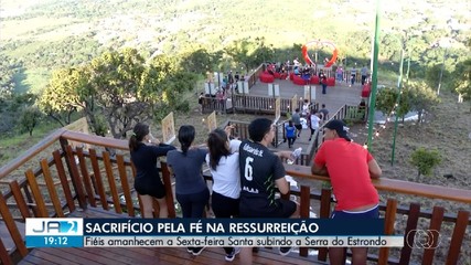 Fiéis agradecem bênçãos ao subir Serra do Estrondo, em Paraíso