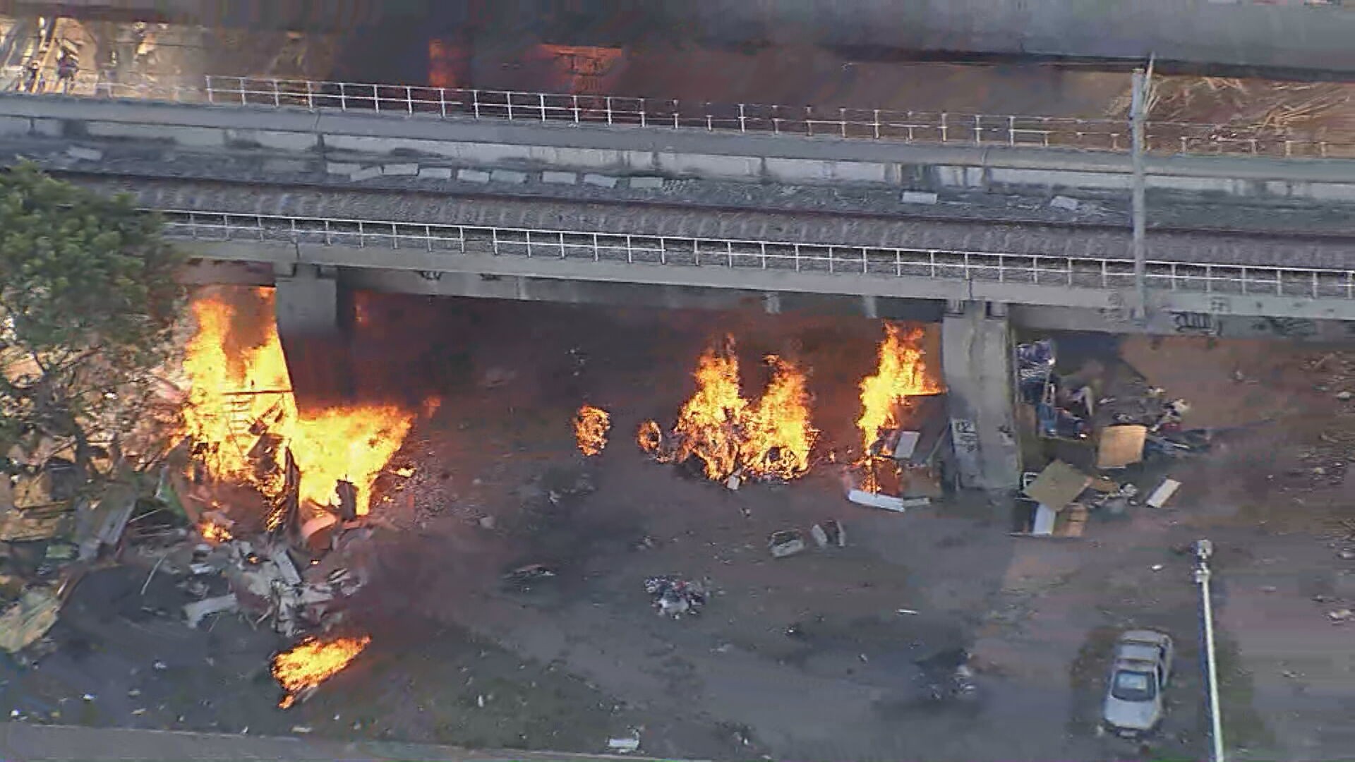 Operação da prefeitura de desmonte de lava a jatos tem incêndios sob trilhos da Supervia