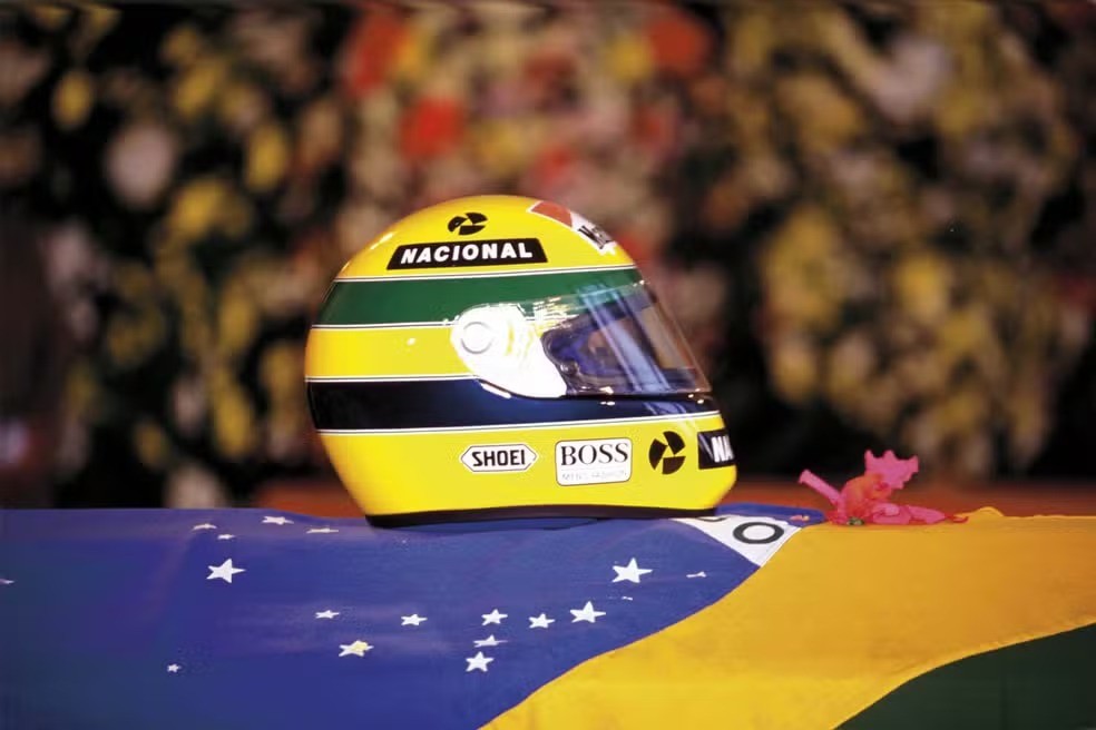 Capacete de Ayrton Senna, pintado por Sid Mosca, foi colocado em cima de seu caixão durante o velório do piloto — Foto: Luca Bassani/Car Magazine