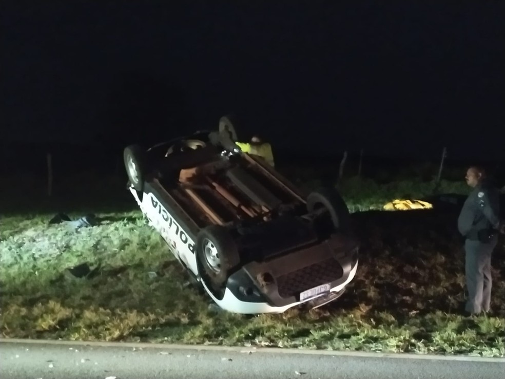 Viatura da Polícia Militar capota após acidente de trânsito na Rodovia Raposo Tavares (SP-270) — Foto: Wagner Bueno/Portal Bueno