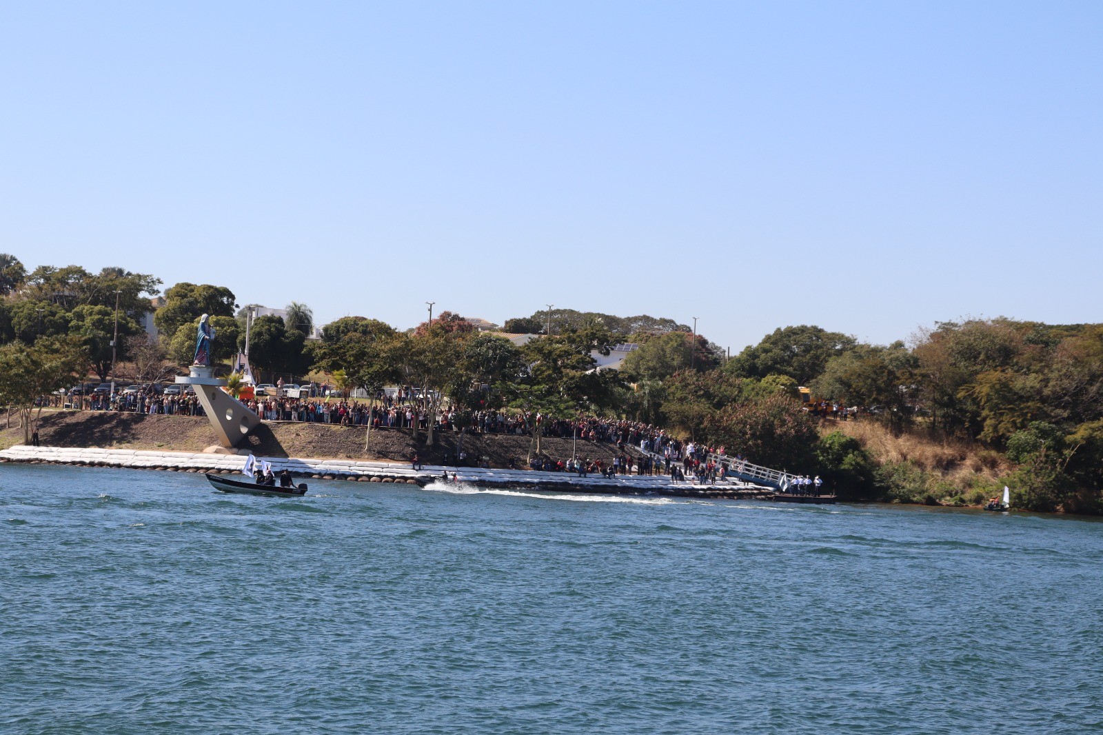 Fiéis de SP e MS participam de procissão de barcos em homenagem a Nossa Senhora dos Navegantes neste sábado