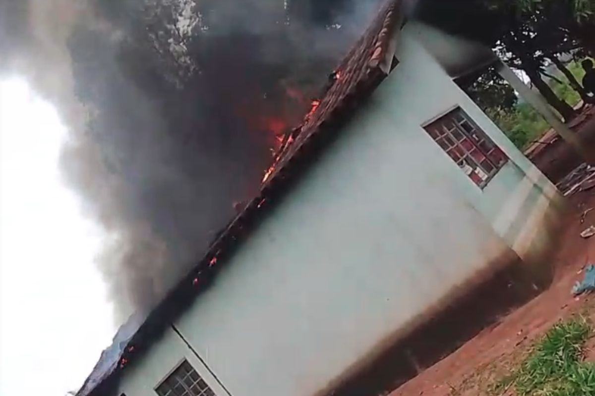 Casa de reza é destruída após incêndio em aldeia indígena de Tacuru
