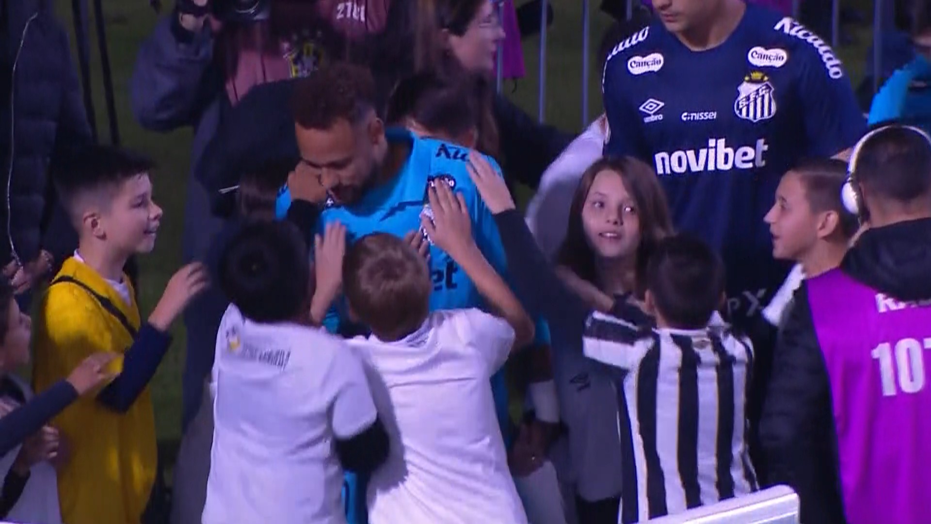 Menino realiza sonho e entra em campo ao lado do Neymar no primeiro passeio após fim do tratamento contra leucemia, em Curitiba
