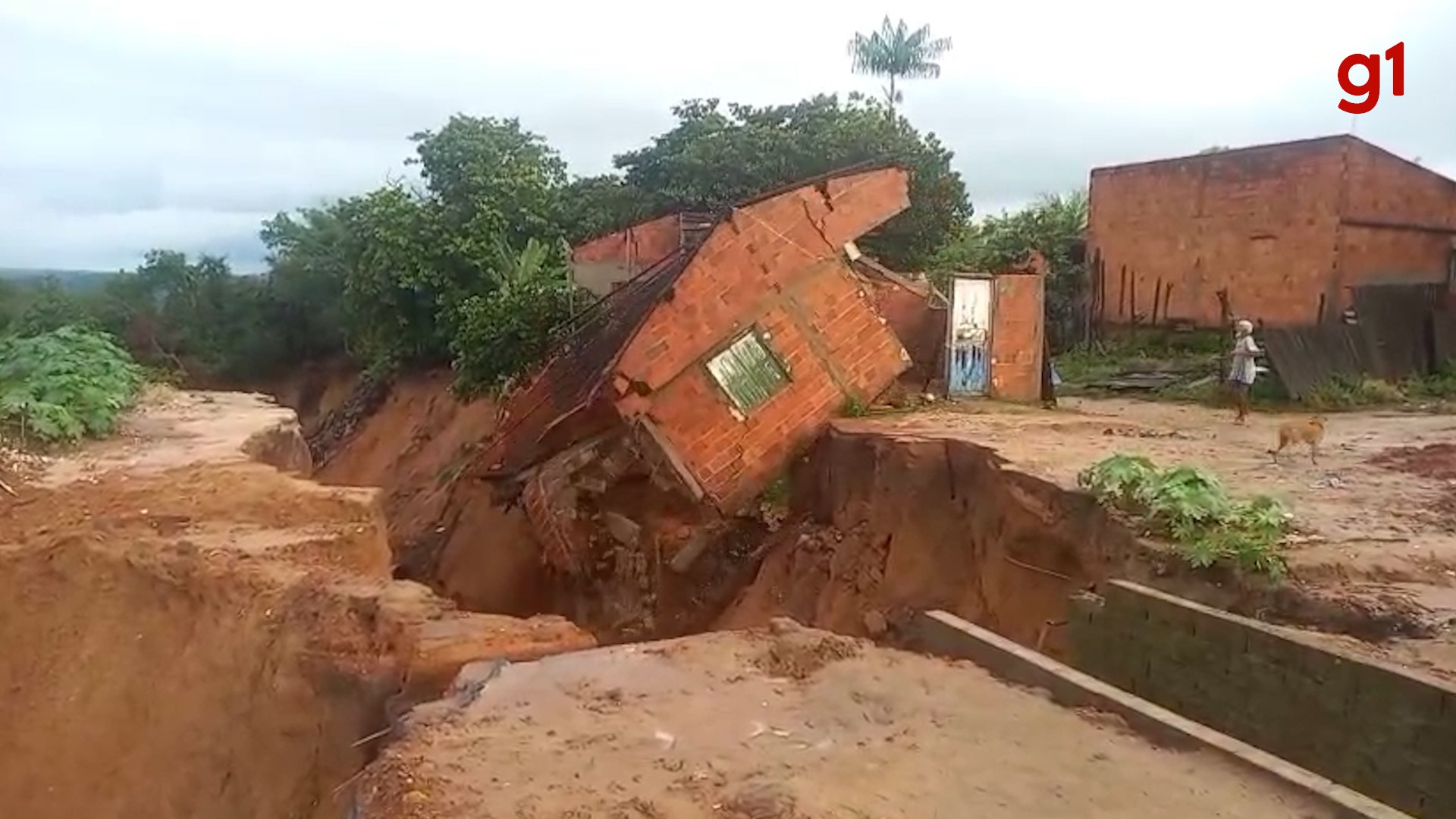 VÍDEO: casa é ‘engolida’ por voçoroca após forte chuva em Grajaú, no MA