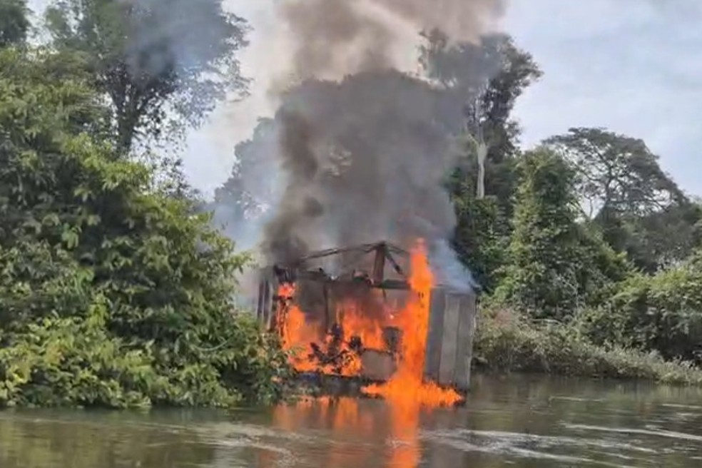 Operação destrói maquinários e balsas usadas em garimpo ilegal em MT — Foto: Polícia Civil