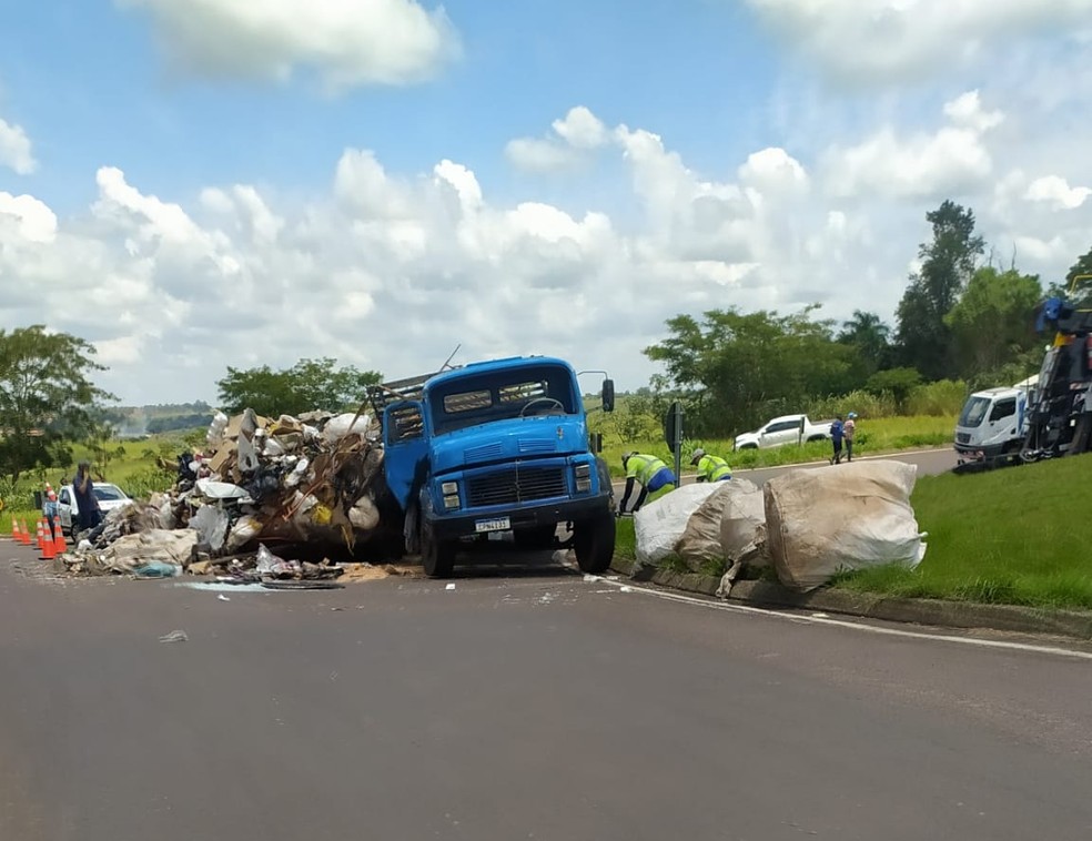 Carga de recicláveis tomba de caminhão no trevo sentido Álvares Machado (SP) — Foto: Estevão Salomão