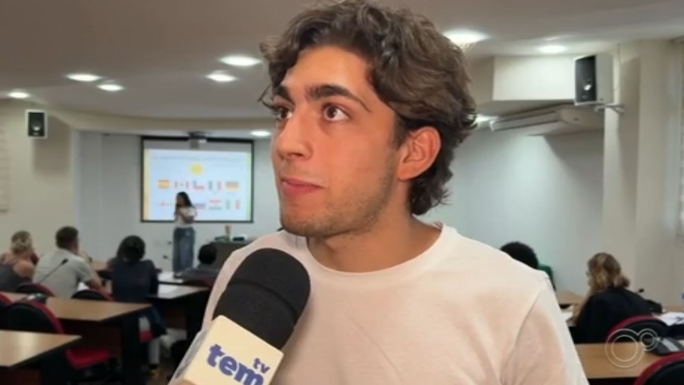 3 de 5
Cesar Alabarda, estudante de medicina da Espanha, que participa do programa de tr&ecirc;s semanas sobre doen&ccedil;as tropicais da Unesp de Botucatu (SP) &mdash; Foto: TV TEM/Reprodu&ccedil;&atilde;o