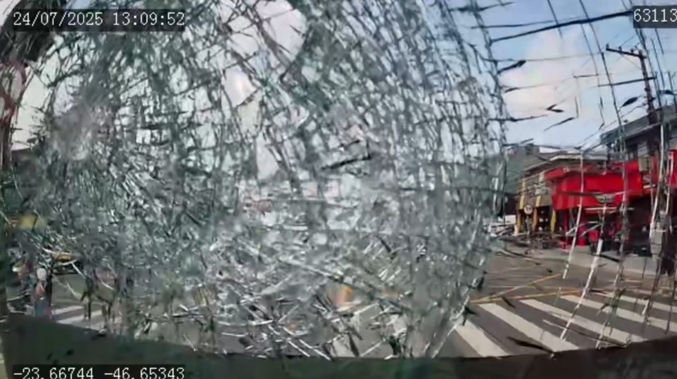 Ataque com concreto contra ônibus em SP