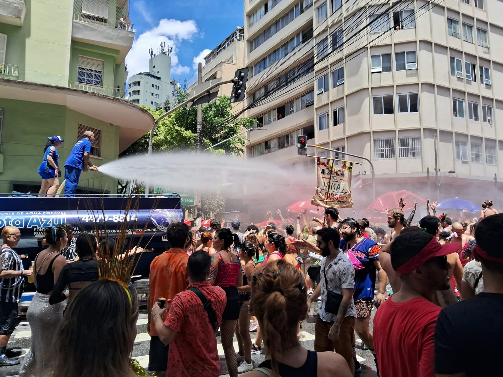 FOTOS: Foliões curtem blocos em segunda-feira de calorão na cidade de SP