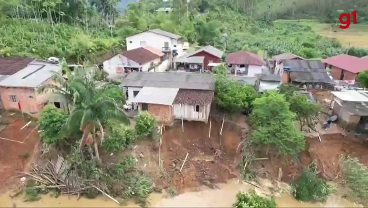 Drone revela esforço de limpeza em cidade alagada de SC; estado registra mais de 10 municípios em emergência