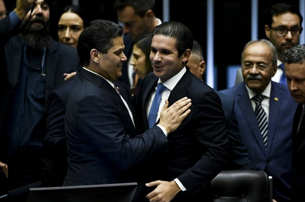 oto, Senador Davi Alcolumbre cumprimenta Deputado Hugo Motta. Nesta segunda (3) o Congresso Nacional realiza sessão de início do ano legislativo de 2025 com a presidência do Senador Davi Alcolumbre. — Foto: TON MOLINA/FOTOARENA/ESTADÃO CONTEÚDO
