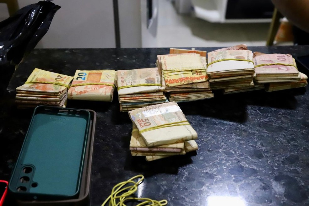 Dinheiro apreendido durante a Operação Castelos da Polícia Civil de Sergipe. — Foto: SSP