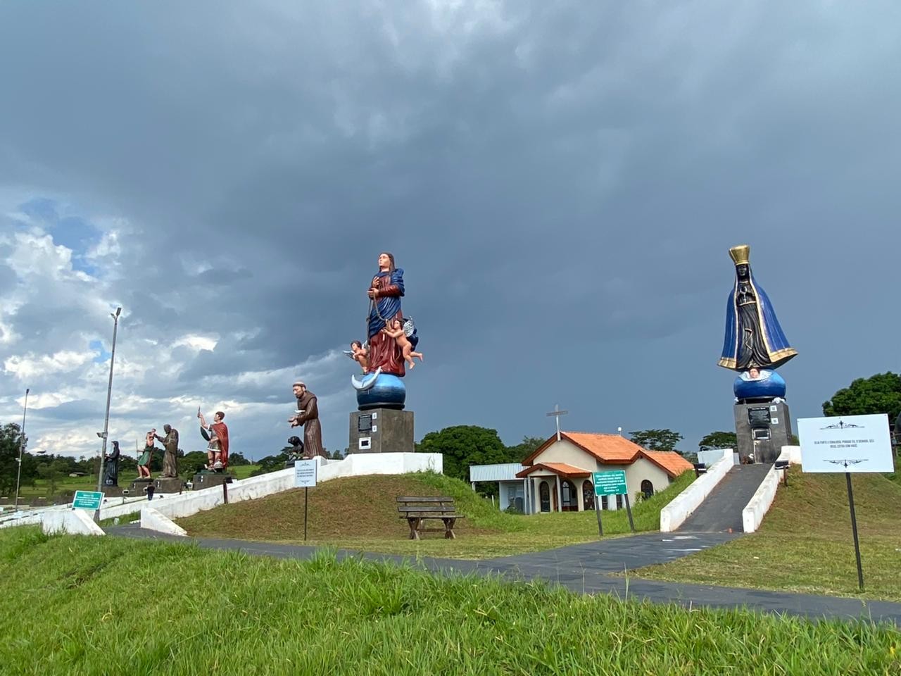 Em homenagem ao filho, devoto cria espaço com santos de até 10 metros às margens de rodovia no interior de SP: ‘Orar, pedir e agradecer’