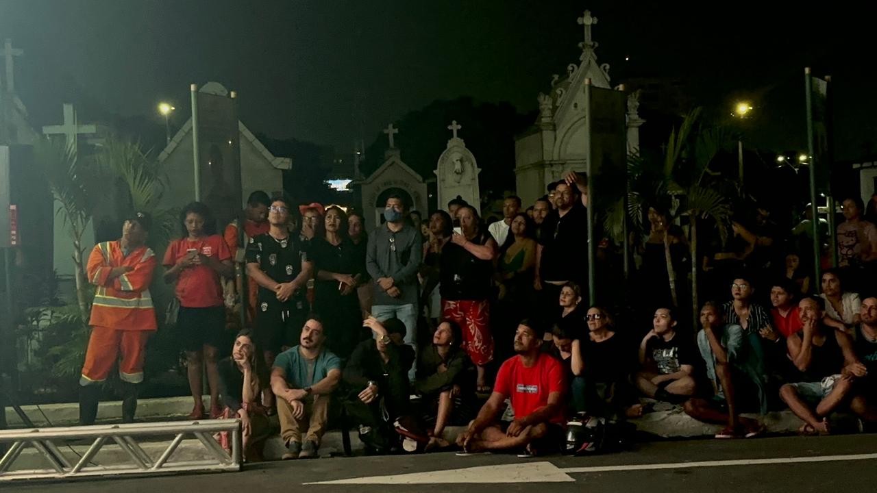 Cemitério de Manaus vira sala de cinema para exibir documentário sobre santa popular assassinada em 1901