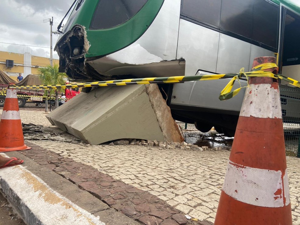 Barreira de proteção impediu que VLT invadisse rua da cidade do Crato. — Foto: Célia Nascimento/ SVM