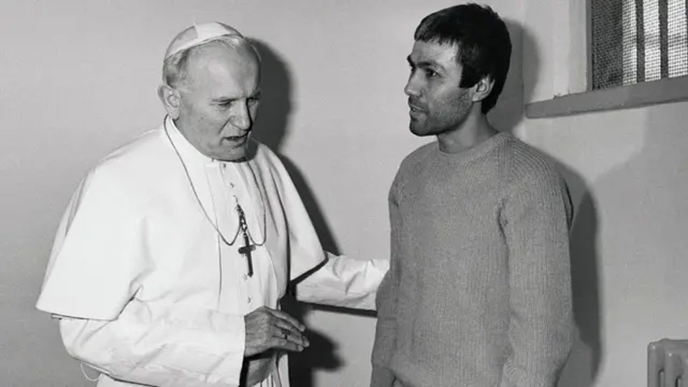 Em 1983, o Papa João Paulo 2º conversou com Mehmet Ali Agca na prisão. Em 1981, o líder da igreja católica foi alvo de uma tentativa de assassinato orquestrada por Agca, integrante dos Lobos Cinzentos — Foto: Getty Images/Via BBC