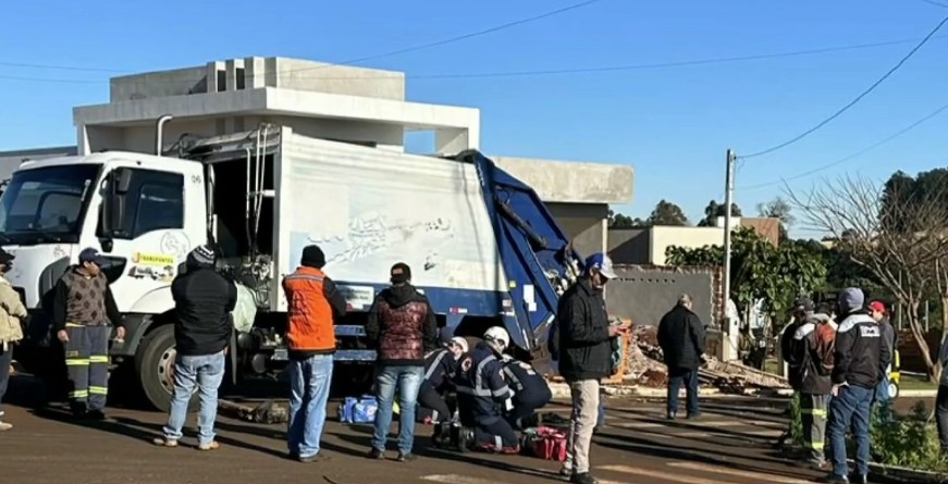 Gari fica em estado grave após ser atropelado por caminhão de lixo, em Céu Azul 