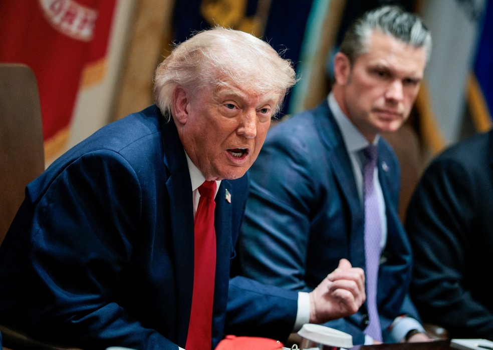 O presidente dos EUA, Donald Trump, conversa ao lado do secretário de Defesa, Pete Hegseth, durante uma reunião de gabinete na Sala do Gabinete da Casa Branca, em Washington, DC, EUA, em 27 de maio de 2026 — Foto: REUTERS/Evan Vucci