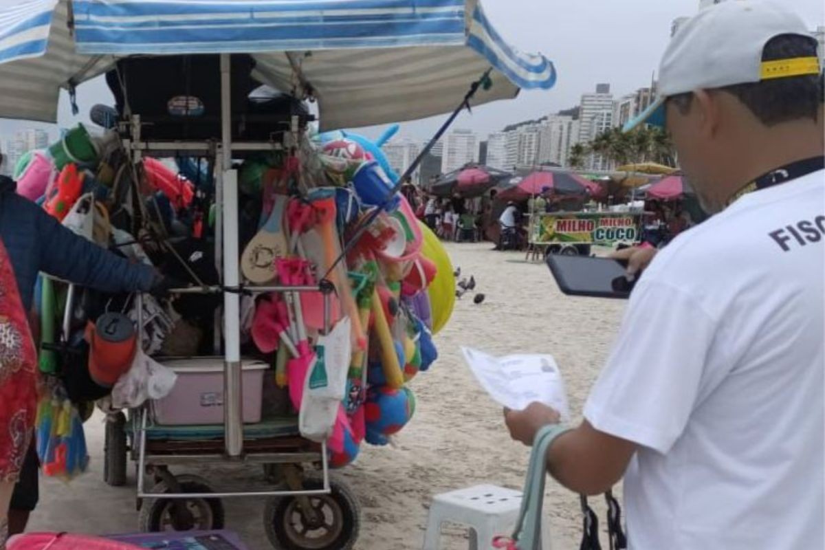 Prefeitura de Guarujá apreende pranchas e infláveis em operação nas praias
