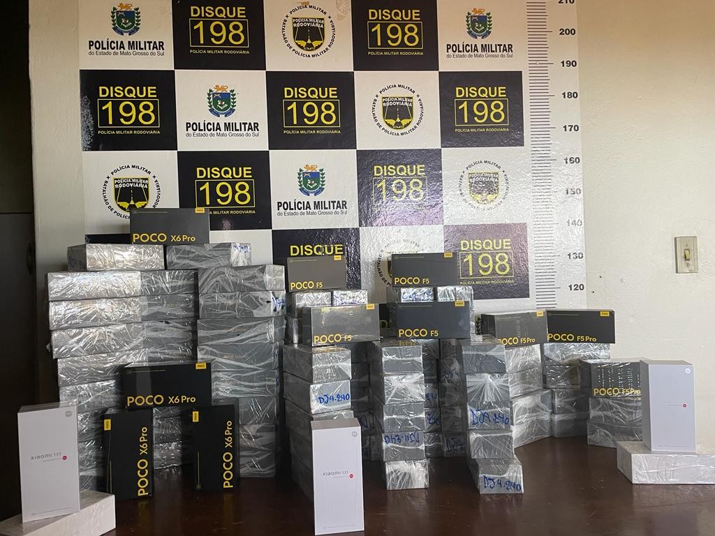 Idoso é flagrado com 100 celulares contrabandeados do Paraguai no assoalho de carro em MS; Vídeo