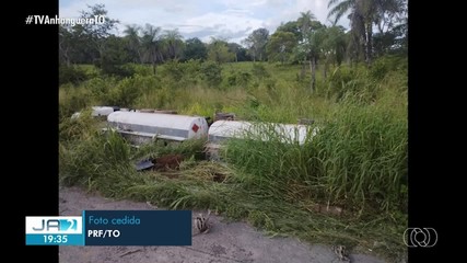 Veículo com carga perigosa tomba na BR-153, em Araguaína, e via é interditada
