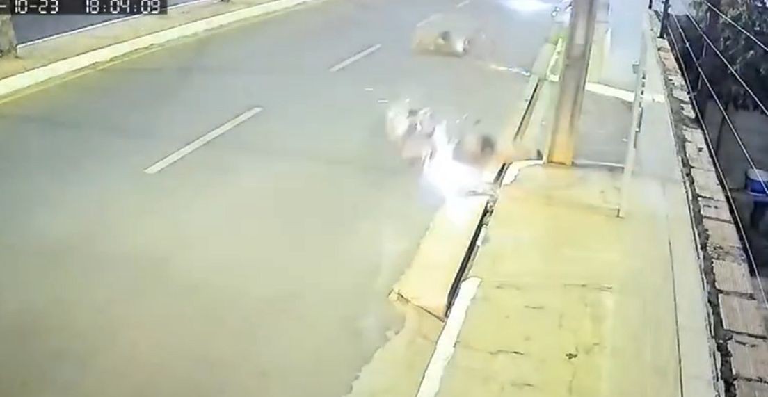 VÍDEO: motociclista atropela idoso após fugir de abordagem policial em Teresina