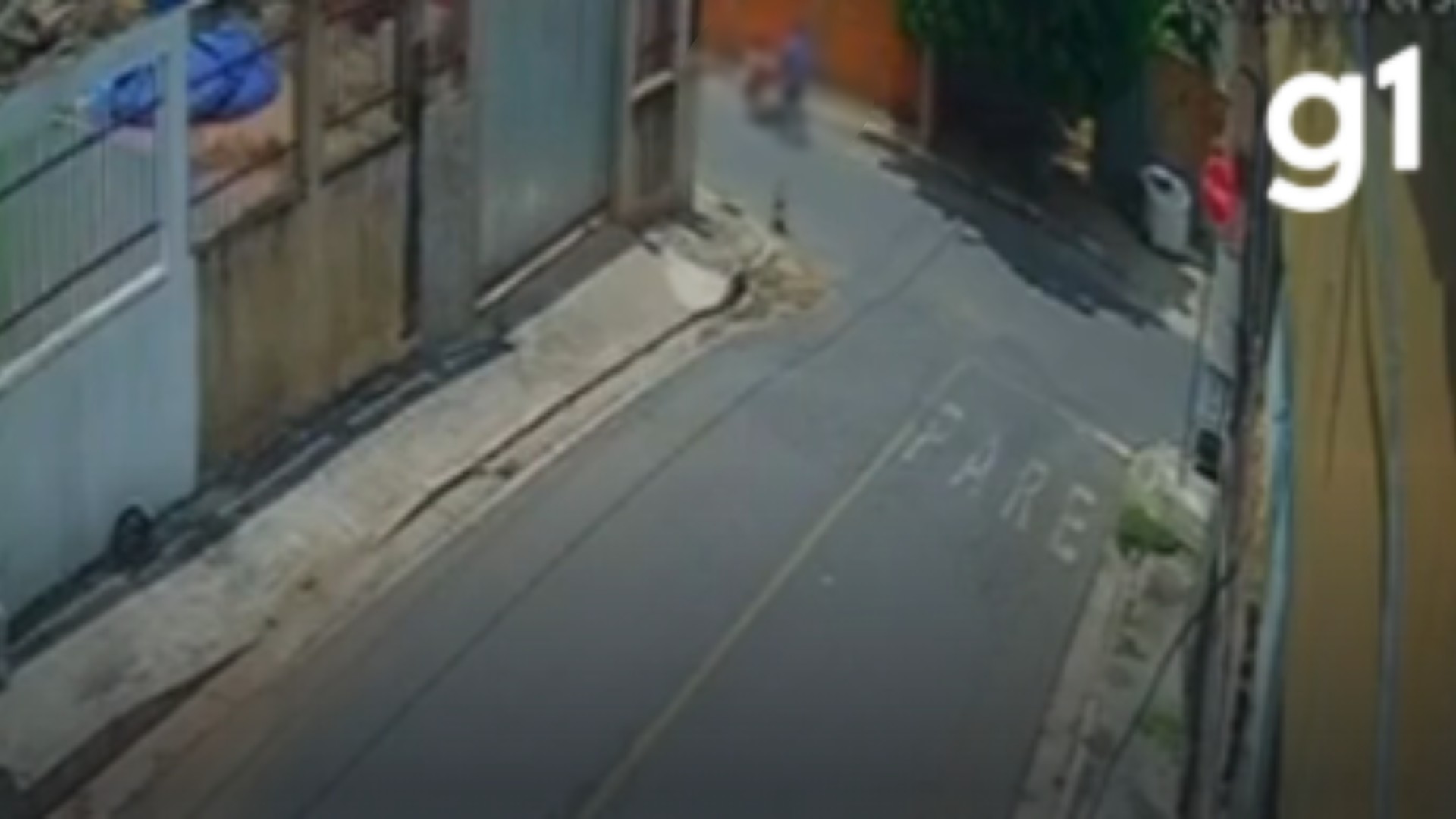 Câmera flagra morador matando vizinho com golpes de foice em MT; vídeo