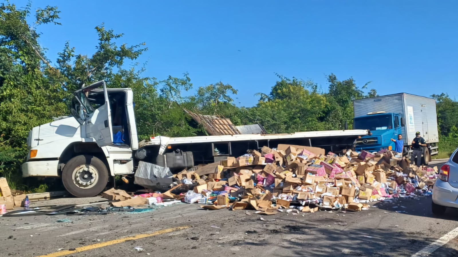 Caminhão tomba e deixa pista da BR-343 temporariamente interditada em Buriti dos Lopes, no Piauí 