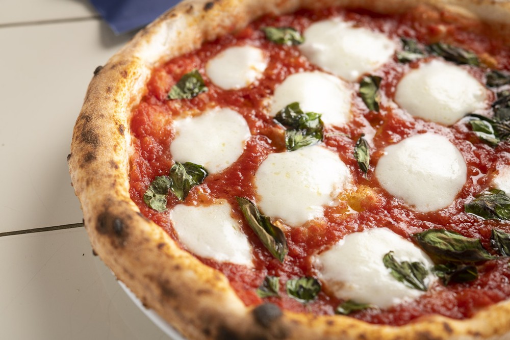 Golpista usa comprovante fake para comer pizza sem pagar e é preso escondido dentro de baú em MG