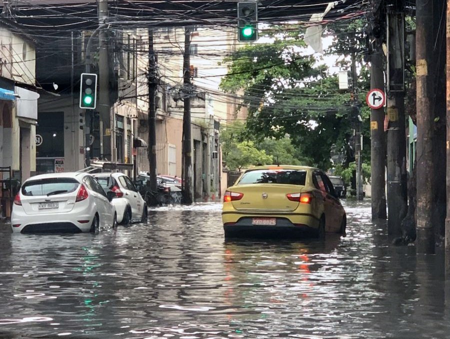 RJ tem manhã chuvosa; vias alagam em diferentes regiões, e VLT suspende circulação