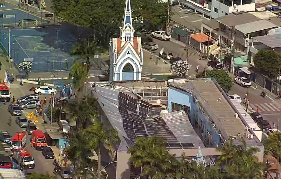 Teto do Santuário do Morro da Conceição desaba durante distribuição de cestas básicas — Foto: Reprodução/TV Globo