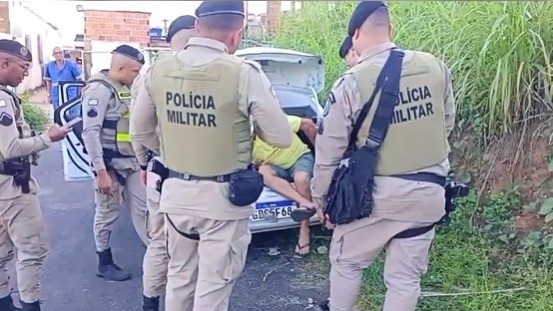 Idoso é obrigado a fazer PIX de R$ 40 mil durante sequestro em Salvador; vítima foi resgatada em porta-malas de carro