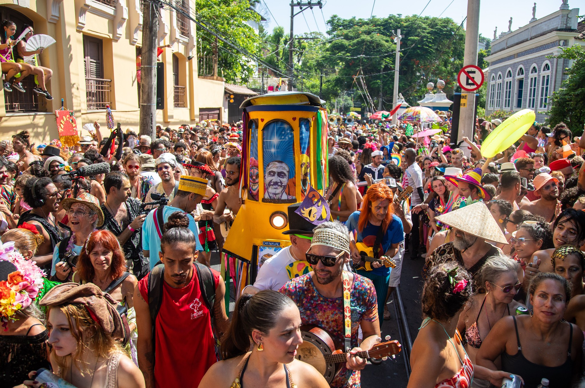 FOTOS: blocos do Rio tem homenagens para Milton e Rita, música na barca e água na multidão contra o calor no pré-carnaval