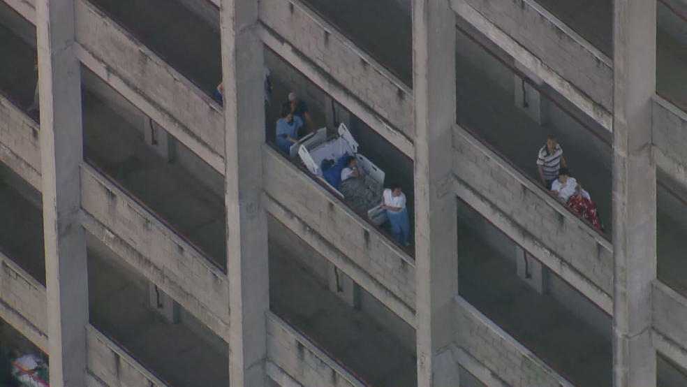 Pacientes são retirados em camas do Hospital dos Servidores, na região central do Rio — Foto: Reprodução/ TV Globo