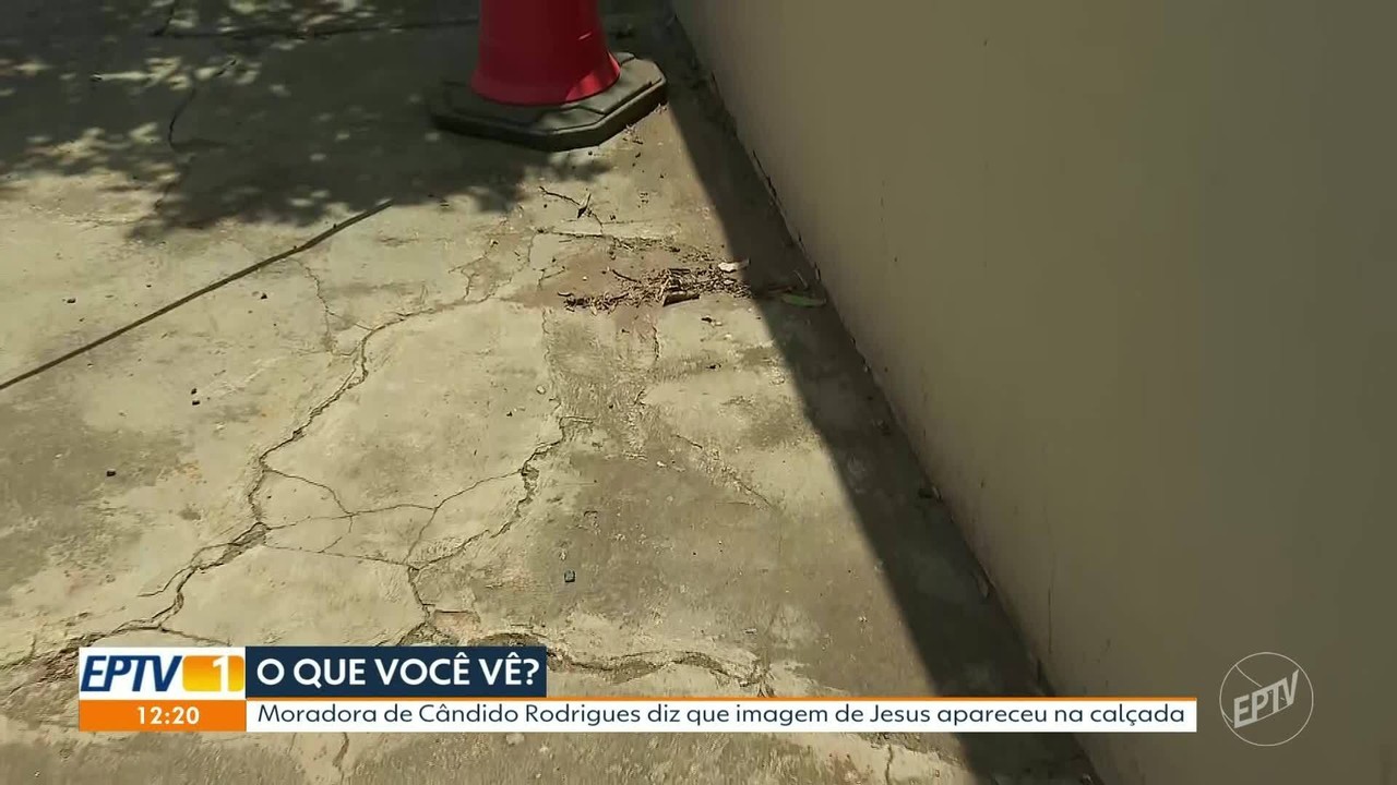 Moradora vê rosto de Jesus Cristo em calçada, posta foto e atrai visitantes no interior de SP