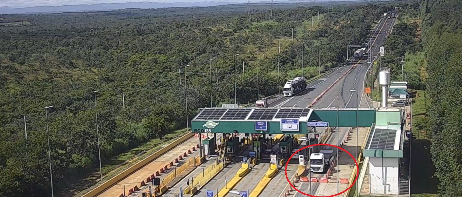 Vídeo mostra caminhoneiro dirigindo na contramão de praça de pedágio na BR-135; ele admitiu uso de rebite e cocaína