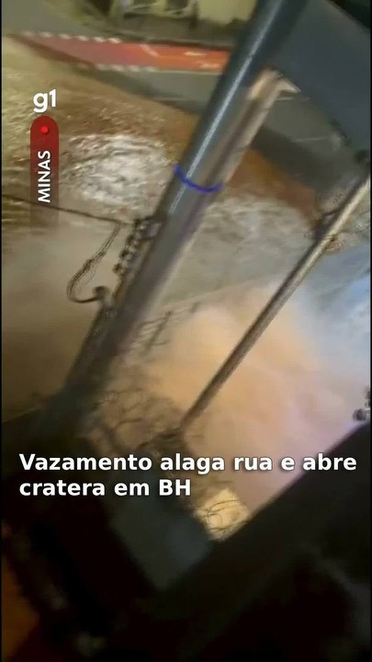 Rompimento de tubulação causa alagamento e abre cratera em Belo Horizonte