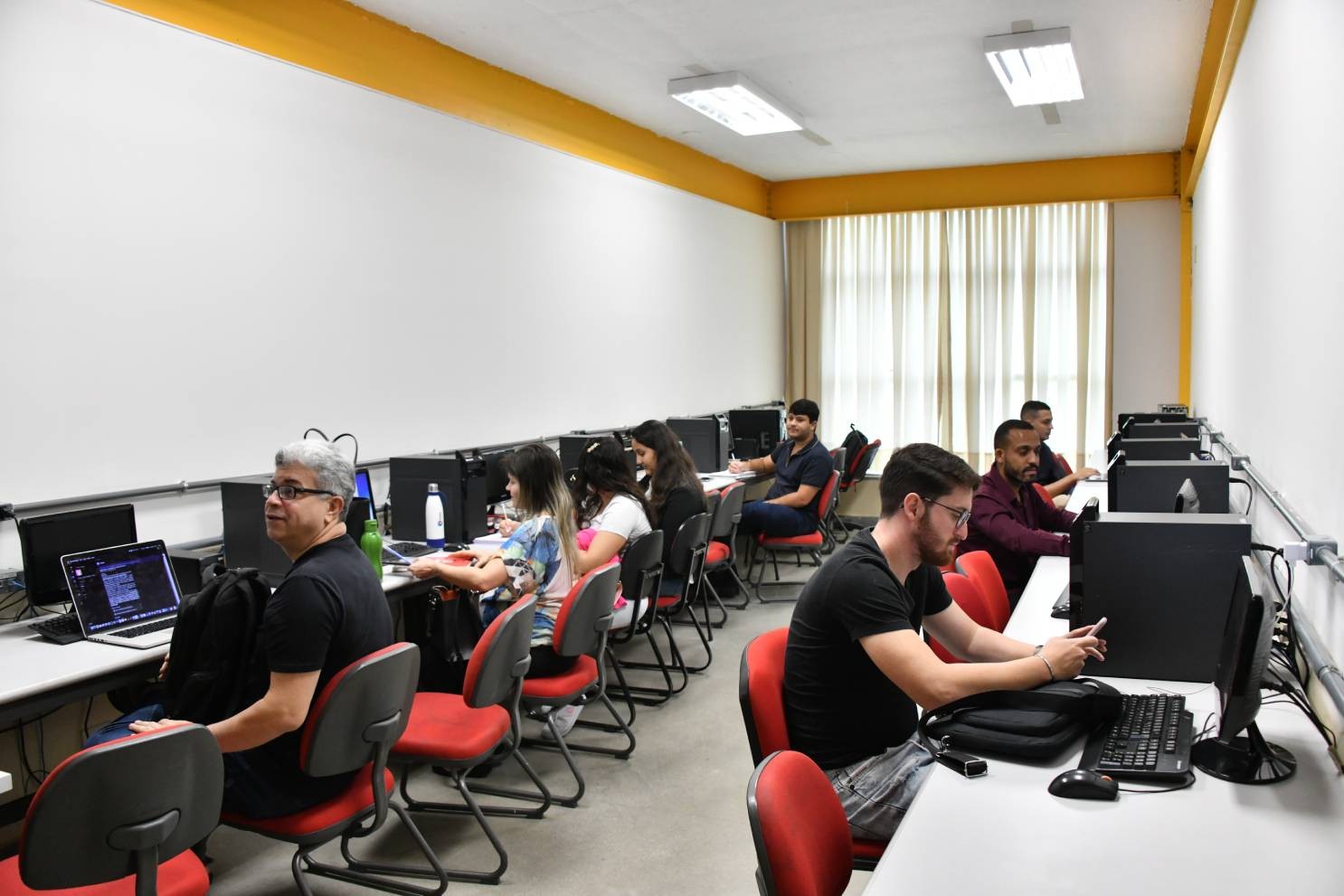 Vale a pena fazer pós-graduação? Comparativo salarial revela a resposta
