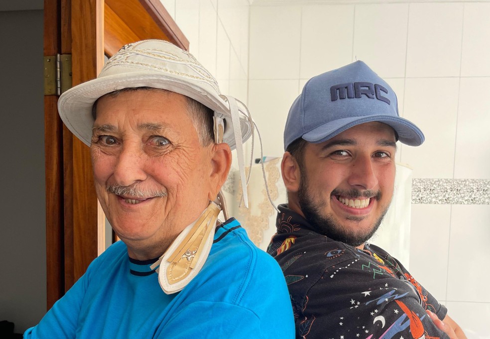 Seu Boinha ao lado do filho e influenciador Francisco Garcia — Foto: Arquivo Pessoal
