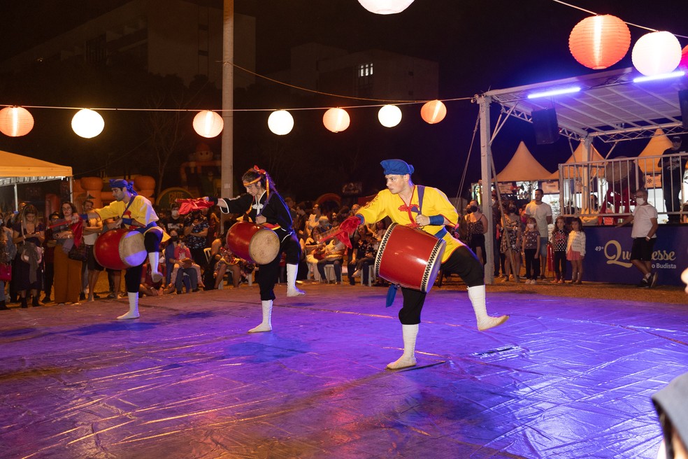 Apresentação com tambores durante a Quermesse no Templo Budista de Brasília — Foto: Adriano Ferreira