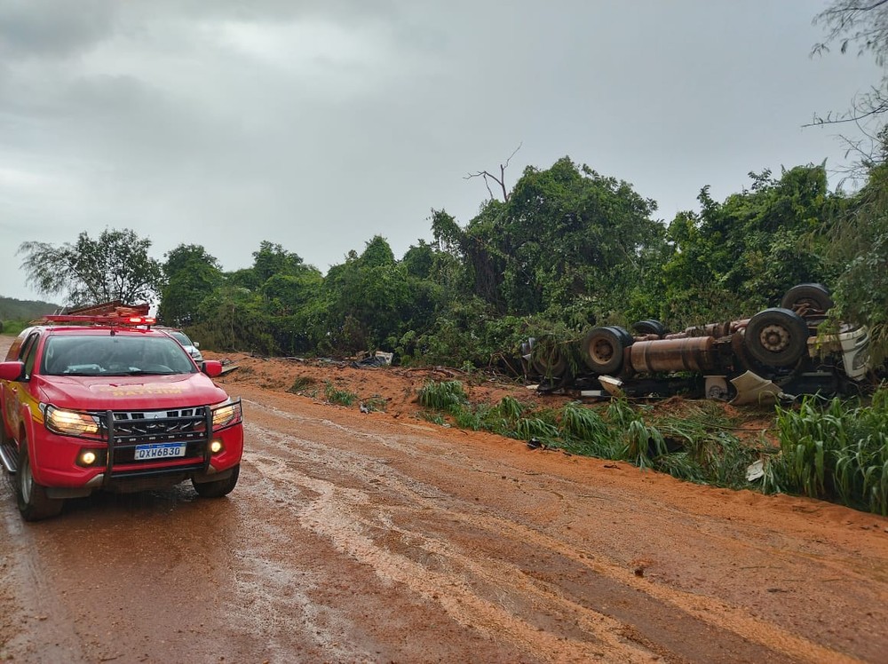 Carreta capota, fica com as rodas para cima e motorista morre na zona rural de cidade de MG