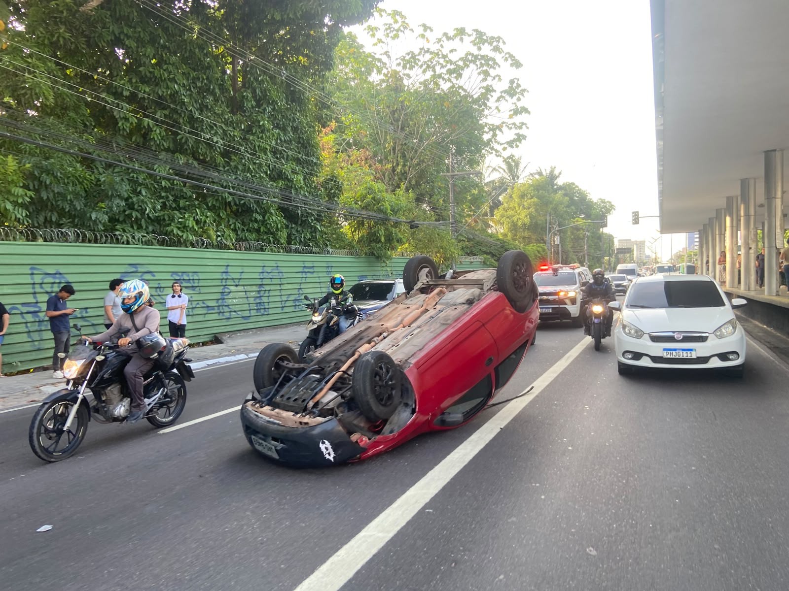 Carro capota na Avenida Constantino Nery, em Manaus