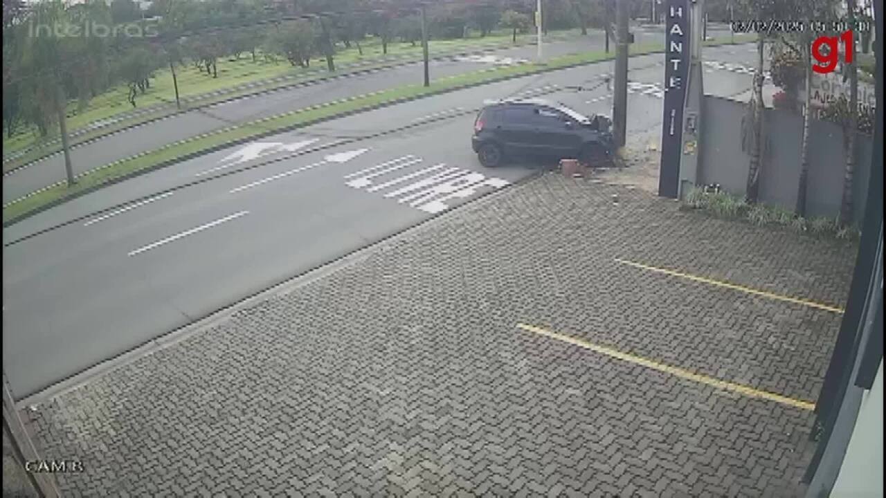 VÍDEO: carro fica destruído após colidir com poste em avenida de Indaiatuba